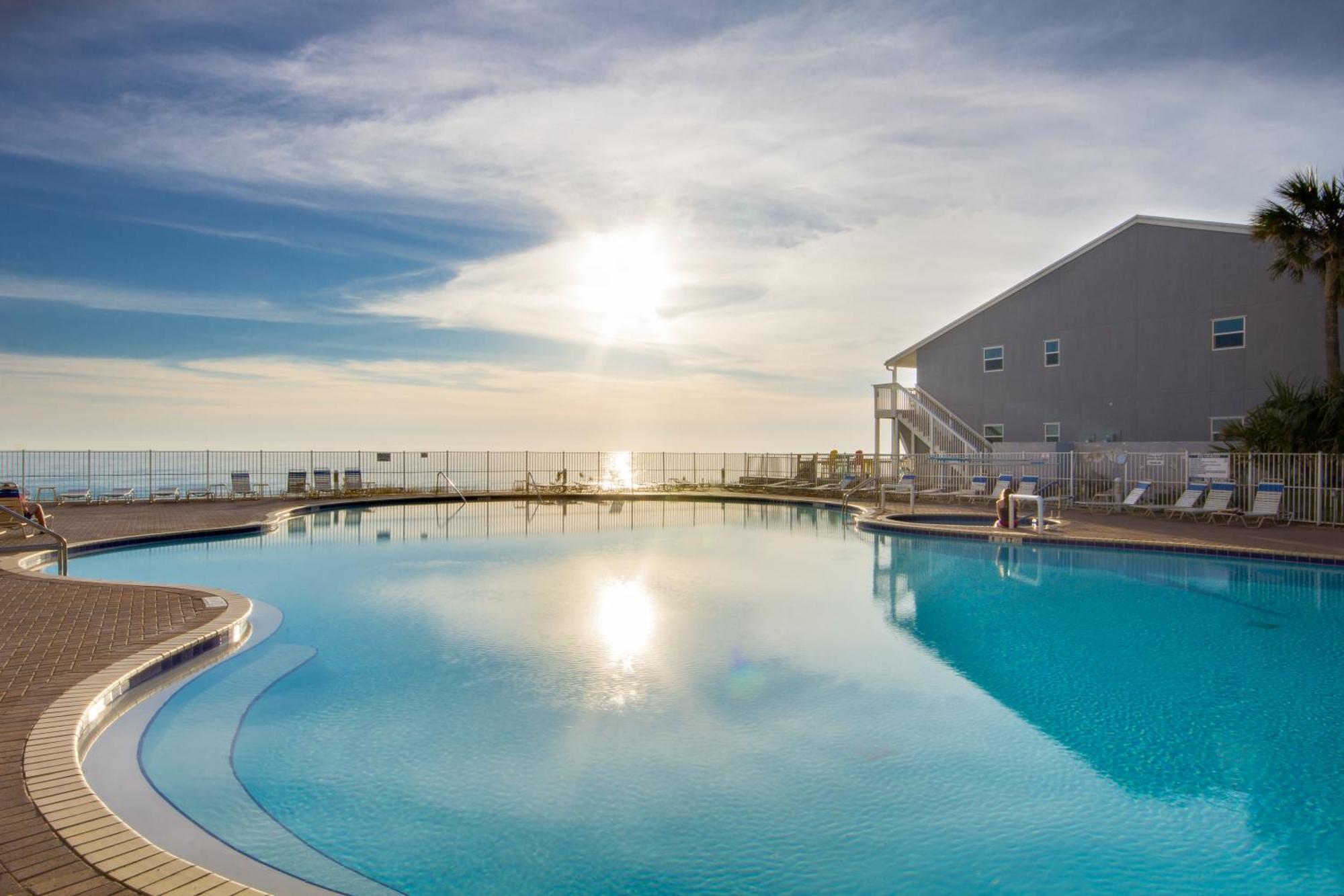 Corner Unit! Views! Free Wifi! 3-bed, 3-bath! Sleeps 9! Holiday home *