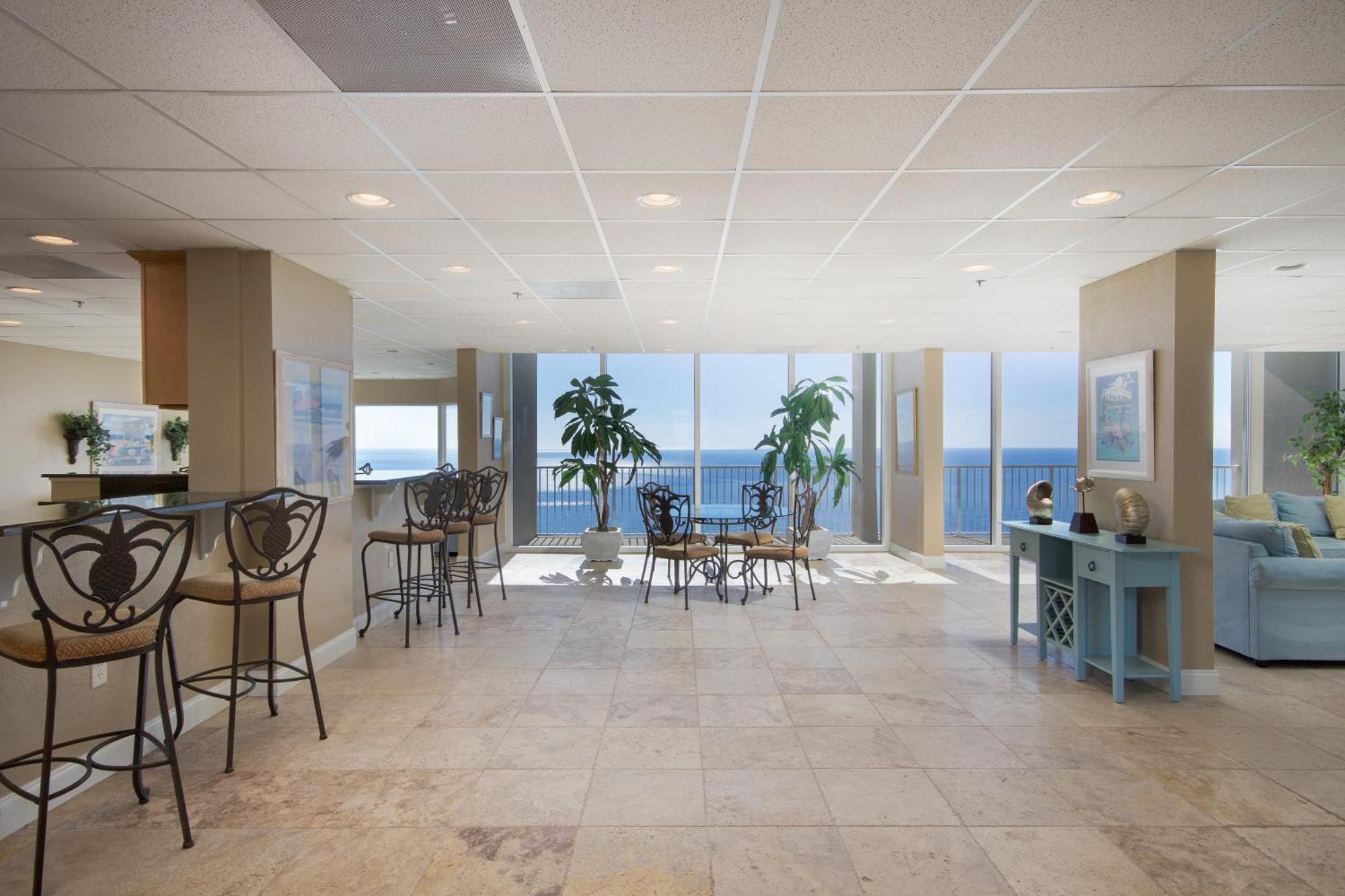 Corner Unit! Views! Free Wifi! 3-bed, 3-bath! Sleeps 9! Holiday home