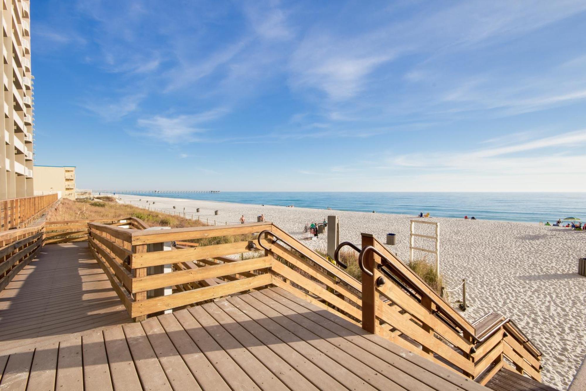 Corner Unit! Views! Free Wifi! 3-bed, 3-bath! Sleeps 9! Panama City Beach